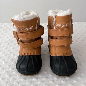 Cat and Jack size 5 toddler snow boots.